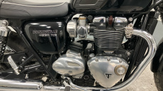 Triumph Bonneville T120 Jet Black